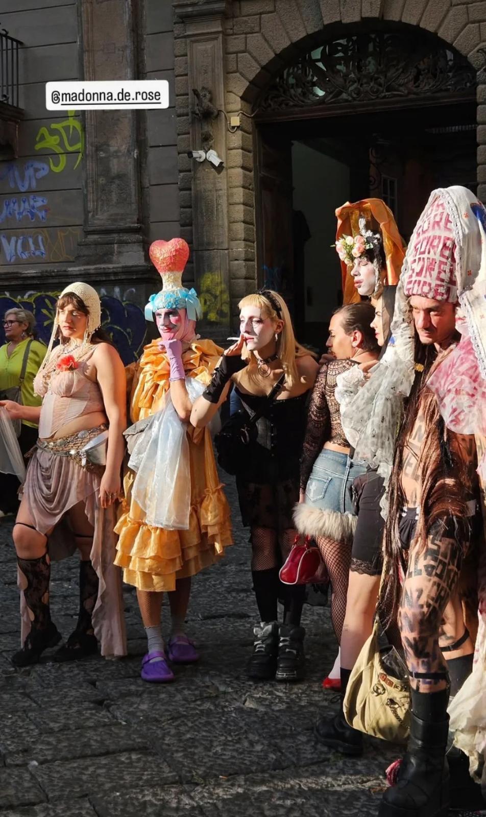 Nuovo lusso: si guarda dal basso o si finge guardando dall’alto verso il&nbsp;basso?